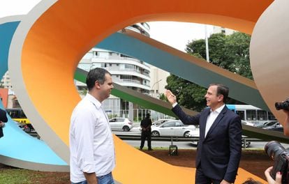 O prefeito João Doria apresenta, ao lado de seu vice, Bruno Covas, o monumento de Tomie Ohtake repintado.