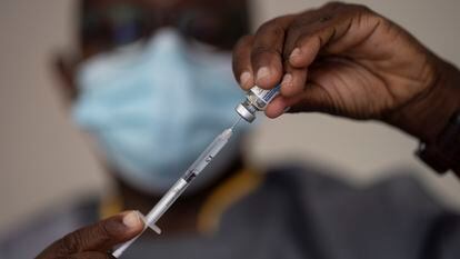 Funcionário da saúde administra uma dose da vacina Janssen, contra a covid-19, da Johnson & Johnson no bairro de Medina em Dakar, Senegal, dia 28 de julho.