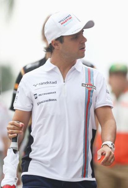 Felipe Massa passeando pelo 'paddock'.