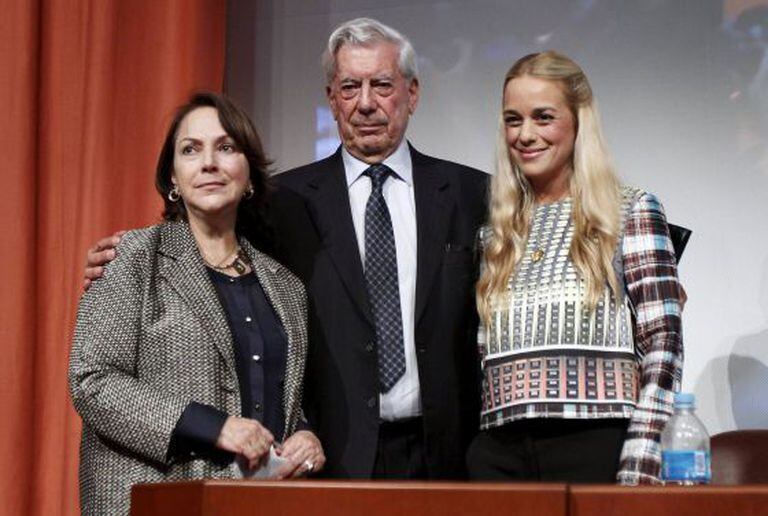 Vargas Llosa com Mitzy Capriles e Lilian Tintori.