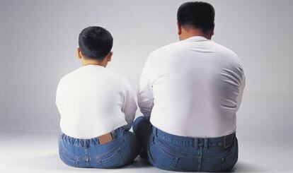 Um pai e um filho com sobrepeso.