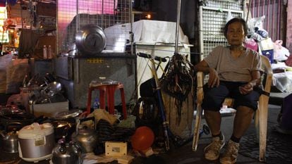 A senhora Chan, de 79 anos, em seu posto ilegal, onde também vive, no bairro de Sham Shui Po.