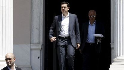 Alexis Tsipras deixa a sede do Governo em Atenas.