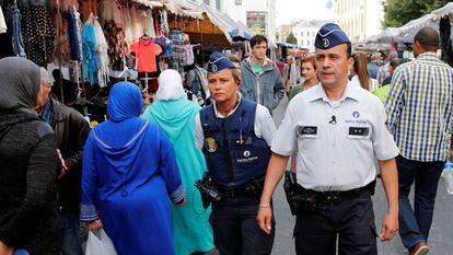 Um casal de policiais patrulha o mercado do bairro de Molenbeek.