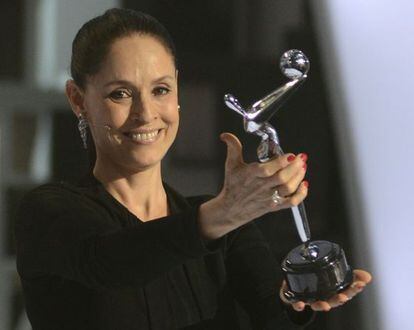 Sônia Braga sorri após receber o troféu dos prêmios Platino.