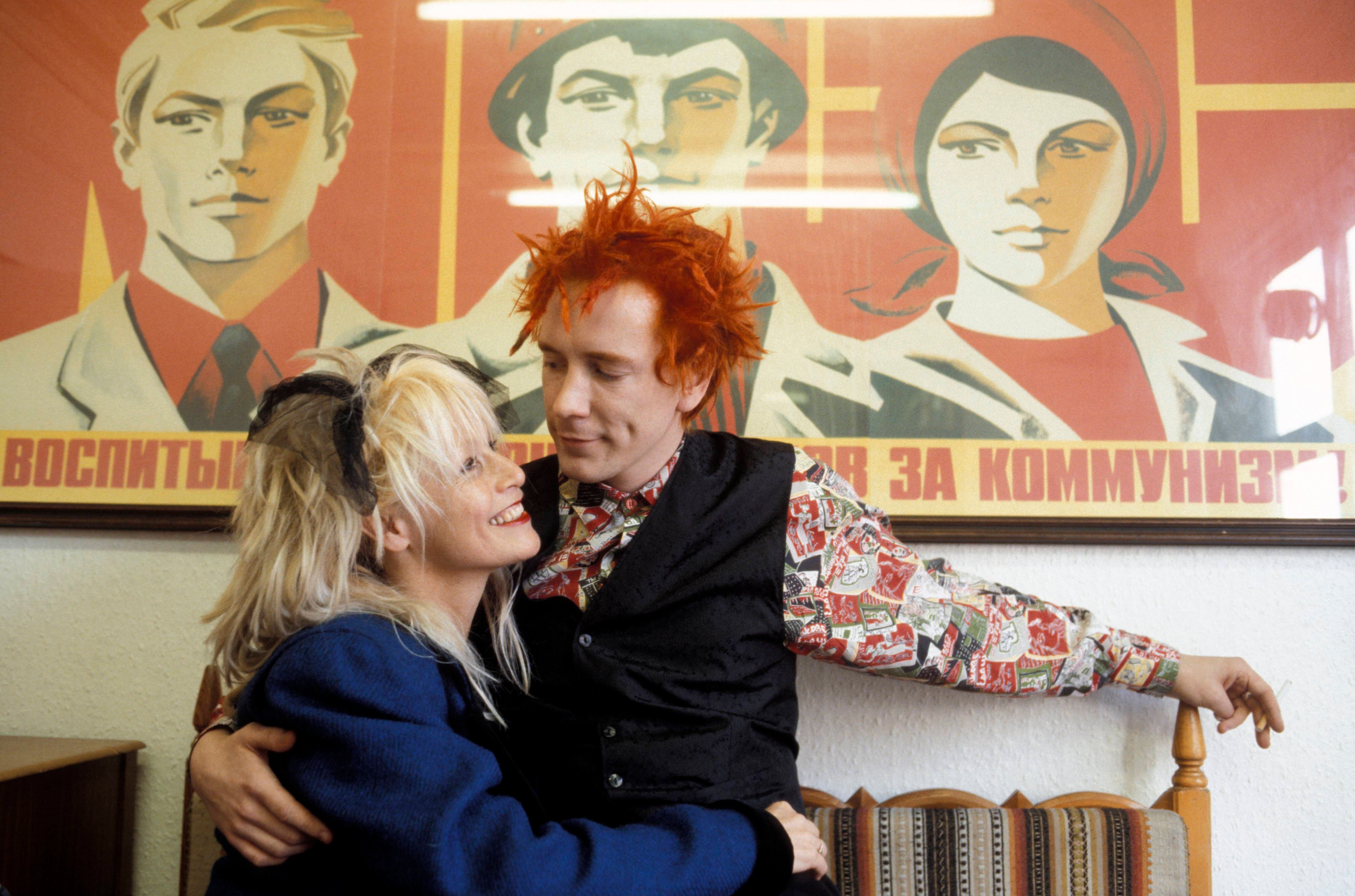 Johnny Rotten com sua companheira, Nora Forster em 1985. 