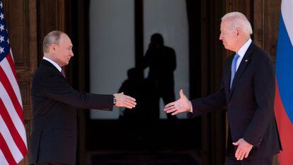 Vladimir Putin e Joe Biden se cumprimentam antes do início da reunião desta quarta-feira em Genebra (Suíça).