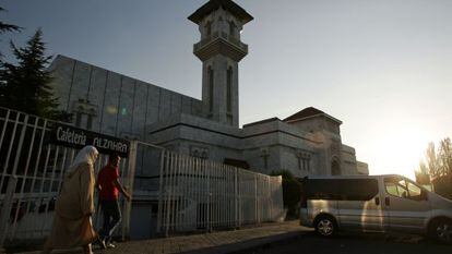 Fachada da mesquita madrilenha da M-30 ao entardecer.
