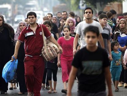 Dezenas de palestinos fogem de seus lares no leste de Gaza.