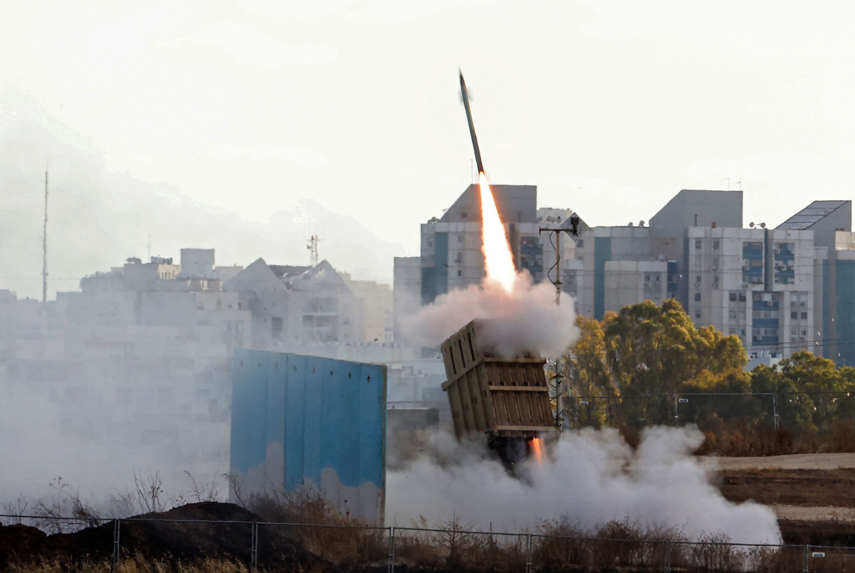 O sistema defensivo chamado Cúpula de Ferro dispara um míssil interceptor, na segunda-feira, perto de Ashkelon. 
