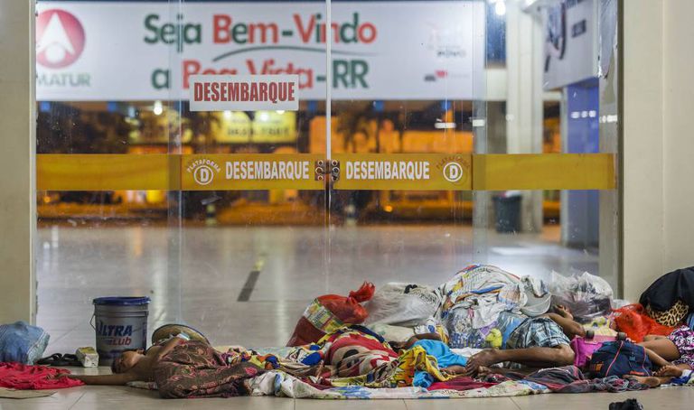 Imigrantes venezuelanos passam a noite no chão da rodoviária de Boa Vista.
