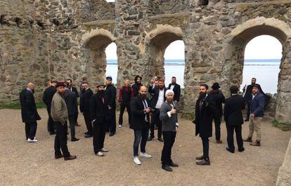 O grupo de 'hipsters' posando em um castelo em ruínas na Suécia.