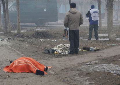 Dois mortos depois do ataque contra uma área residencial em Mariupol.