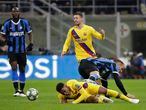 Lukaku, Lenglet, Junior e D'Ambrosio brigam pela bola no jogo entre Inter e Barcelona pela Champions.