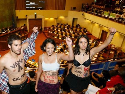 Manifestantes pró-aborto no Congresso do Chile.