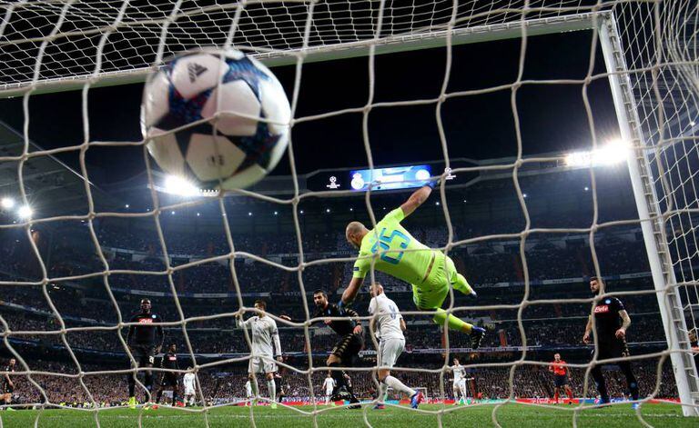 Benzema marca o gol do empate do Real Madrid.