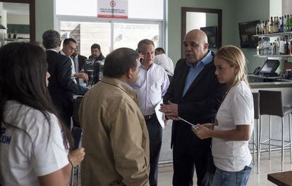 A esposa do opositor Leopoldo López, Lilian Tintori, na terça-feira com o secretário-geral da MUD, Jesús Torrealba, em Caracas.