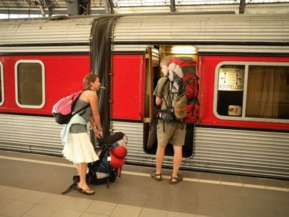 Usuários do Interrail sobem em trem na estação de Montpellier (França).