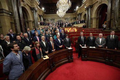 Parlamentares pró-independência cantam o hino catalão depois de declararem a independência da Espanha, em Barcelona