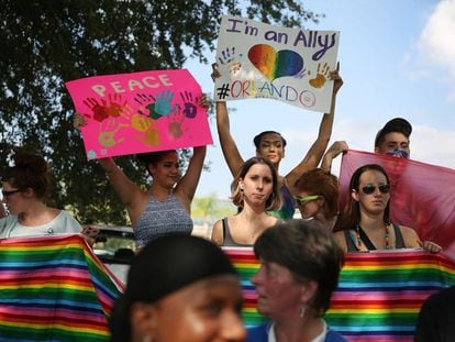 Público mostra seu apoio no funeral de uma das vítimas do atentado em Orlando.