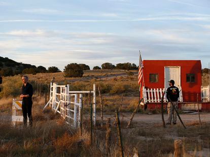 A polícia isolou parte da área de filmagem de 'Rust' no rancho Bonanza Creek, onde ocorreu a tragédia.