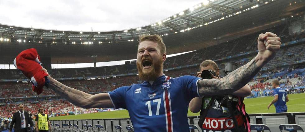 Aron Gunnarsson comemora uma vitória islandesa.