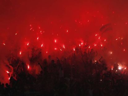 Torcida do Flamengo usa sinalizadores na final da Copa Sul-Americana.