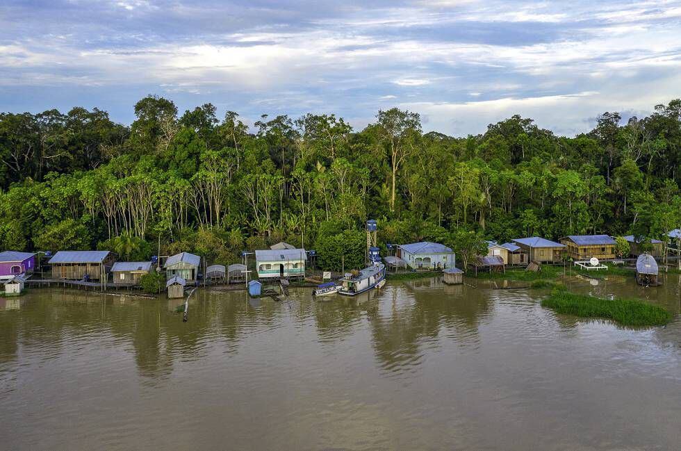 Vista de um assentamento local na Amazônia.