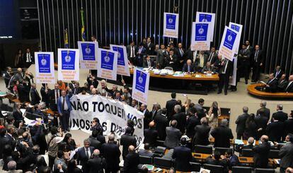 Deputados da oposição protestam contra a reforma trabalhista no plenário.