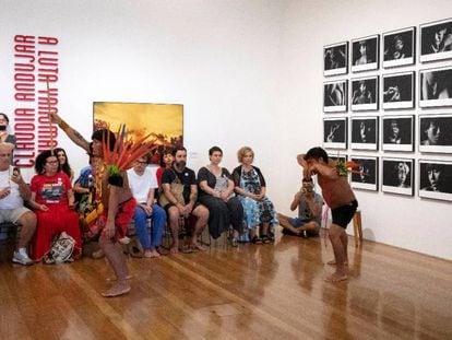 Índios yanomami realizam ritual no Instituto Moreira Salles, em São Paulo
