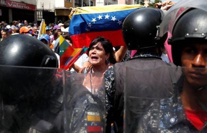 Manifestantes contra Nicolás Maduro, neste sábado em Caracas.