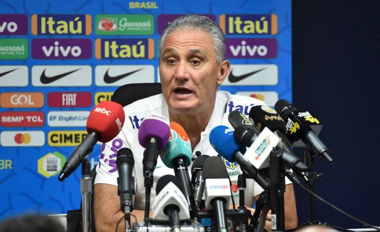Já na Arábia Saudita, Tite dá entrevista.
