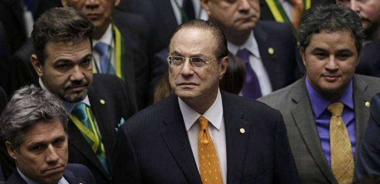 Deputados na votação do impeachment. No centro, Paulo Maluf.
