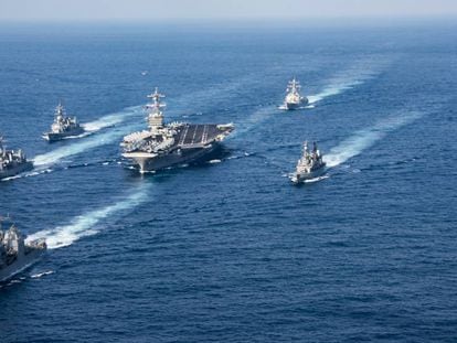 Grupo de combate, com o Carl Vinson no centro, em águas do Pacífico