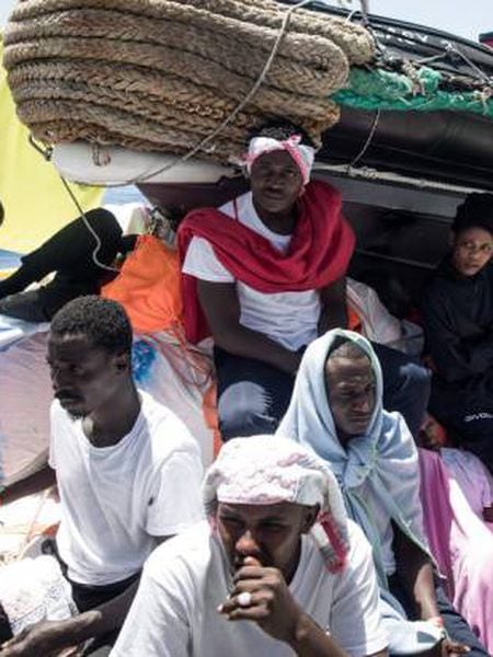 Imigrantes a bordo do Aquarius.