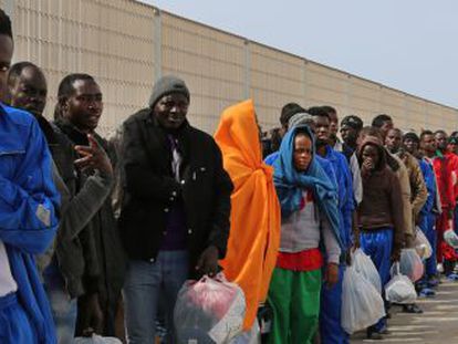 Grupo de imigrantes na sexta-feira em Lampedusa.