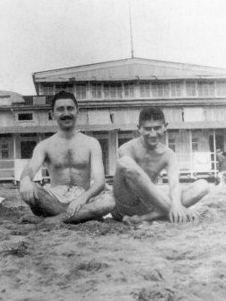 Franz Kafka (à direita), quando jovem, em uma praia.