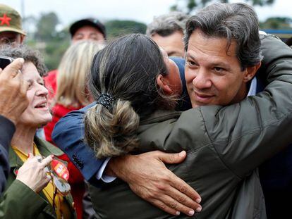 Haddad abraça eleitora em frente à Superintendência da Polícia Federal em Curitiba na segunda-feira.