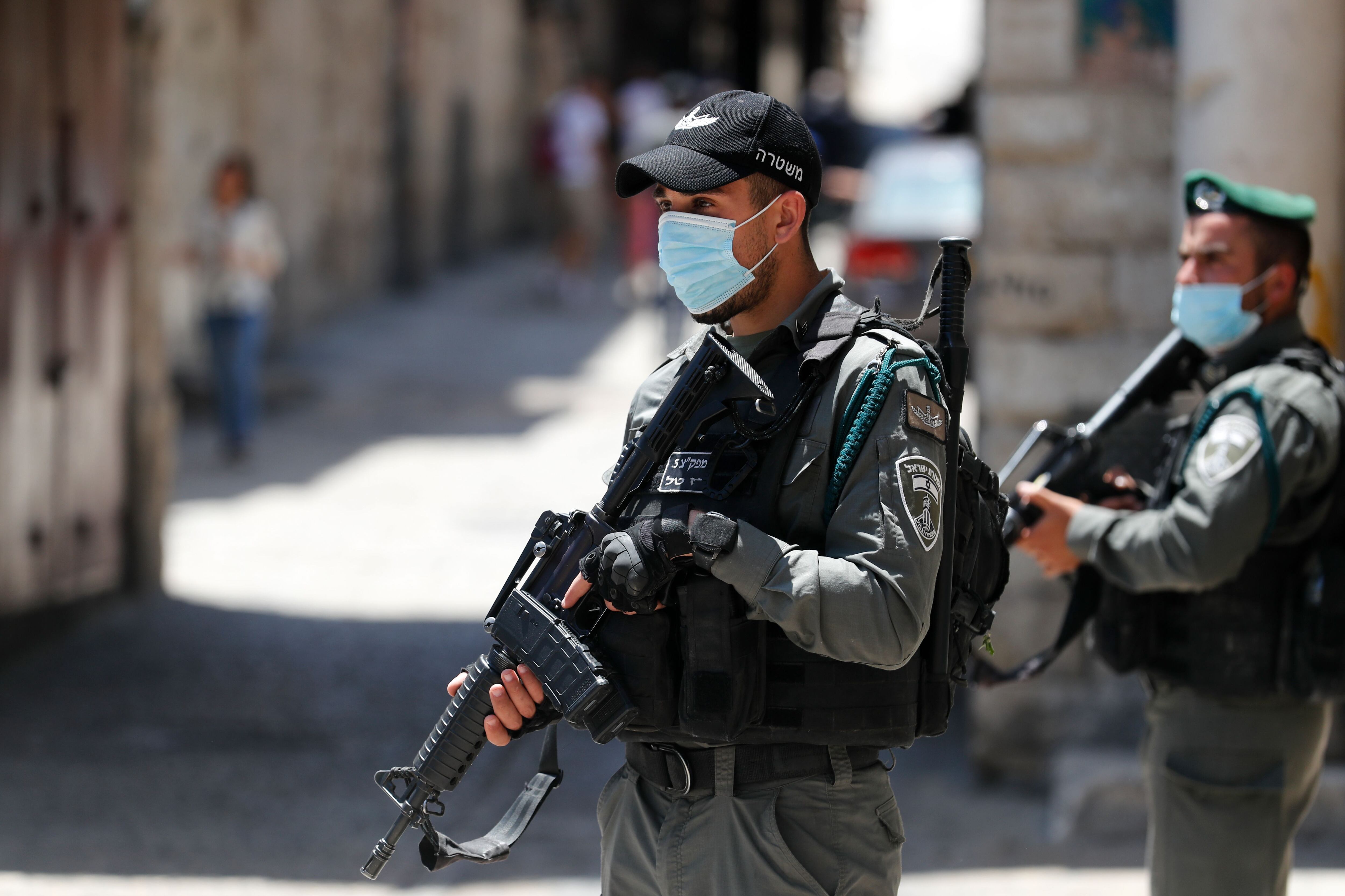 Agentes da Polícia de Fronteira patrulham a área onde o palestino foi morto.