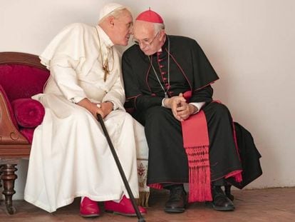 Bento XVI (Anthony Hopkins) e Francisco (Jonathan Pryce), em ‘Dois Papas’.