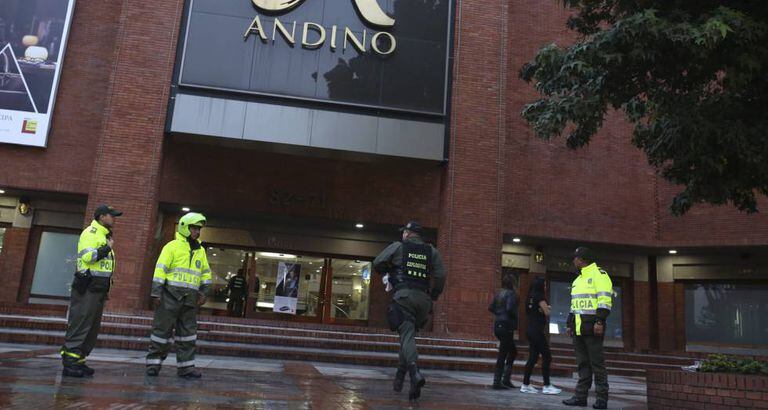 Polícia isola os arredores do shopping center Andino.