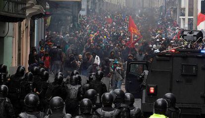 Manifestantes e policiais, durante o protesto em Quito.