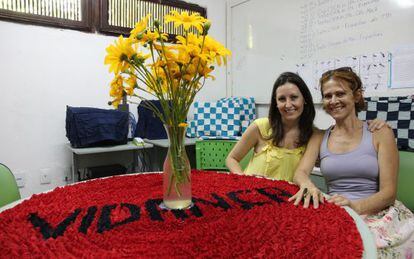 Patricia Lobaccaro, presidenta da BrazilFoundation (à esquerda), com Anália Timbó, fundadora do projeto Vidança, em Fortaleza.