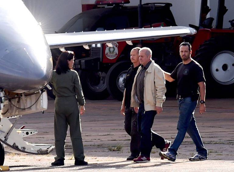 Paulo Bernardo, de jaqueta clara, é conduzido para avião da PF.