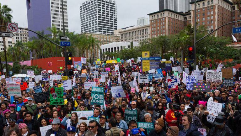 Manifestação em defesa dos imigrantes em Los Angeles, no sábado.