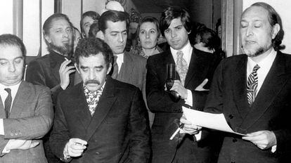 A partir da esquerda, García Hortelano, Carlos Barral, García Márquez e Vargas Llosa; à direita, José María Castellet, em 1970, em Barcelona.