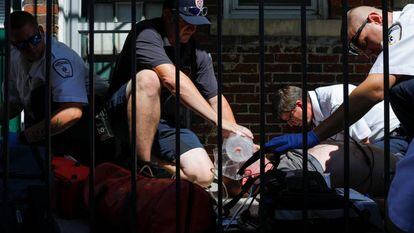 Serviços de saúde atendem um homem com overdose no verão passado em Salem, subúrbio de Boston.