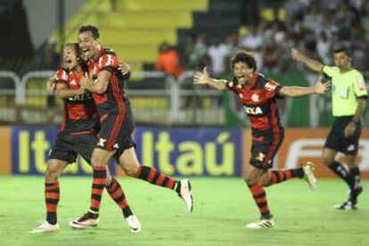 Flamenguistas comemoram gol contra o Fluminense.