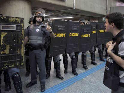 Um homem conversa com os policiais, dentro da estação Ana Rosa de metrô, linhas azul e verde, durante o quinto dia de protesto dos metroviários em São Paulo. A greve foi considerada ilegal e a multa prevista é de 500.000 reais por dia.