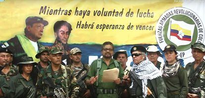 Captura do vídeo no qual Iván Marquez (centro), 'número dois' das FARC, lê um manifesto ao lado de Jesús Santrich (direita) e de grupo de pessoas armadas.